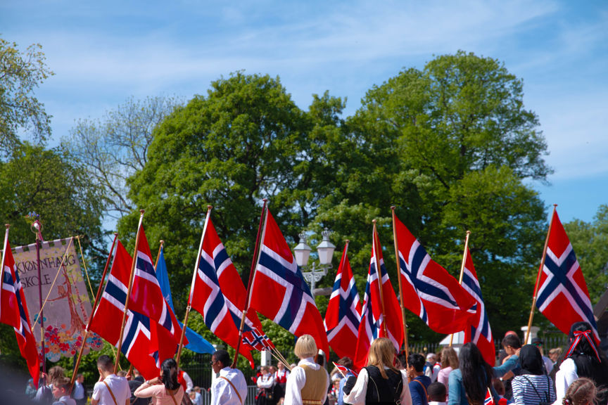 Foto: Utdanningsetaten i Oslo kommune. en gruppe mennesker som holder flagg