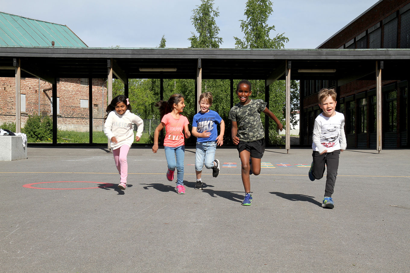 Foto: Heidi M. Skjebstad Barn som løper i skolegård