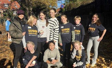 en gruppe mennesker som poserer for et bilde