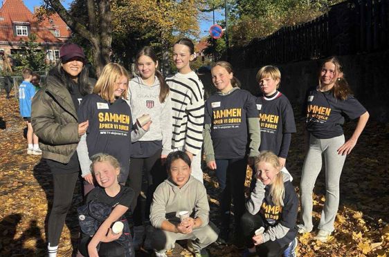 en gruppe mennesker som poserer for et bilde