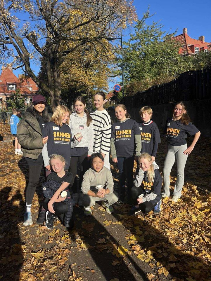 en gruppe mennesker som poserer for et bilde