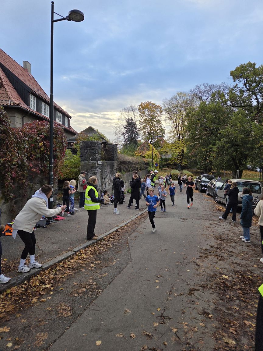 en gruppe mennesker som står på et fortau ved et vannområde en gruppe mennesker som står på et fortau ved et vannområde