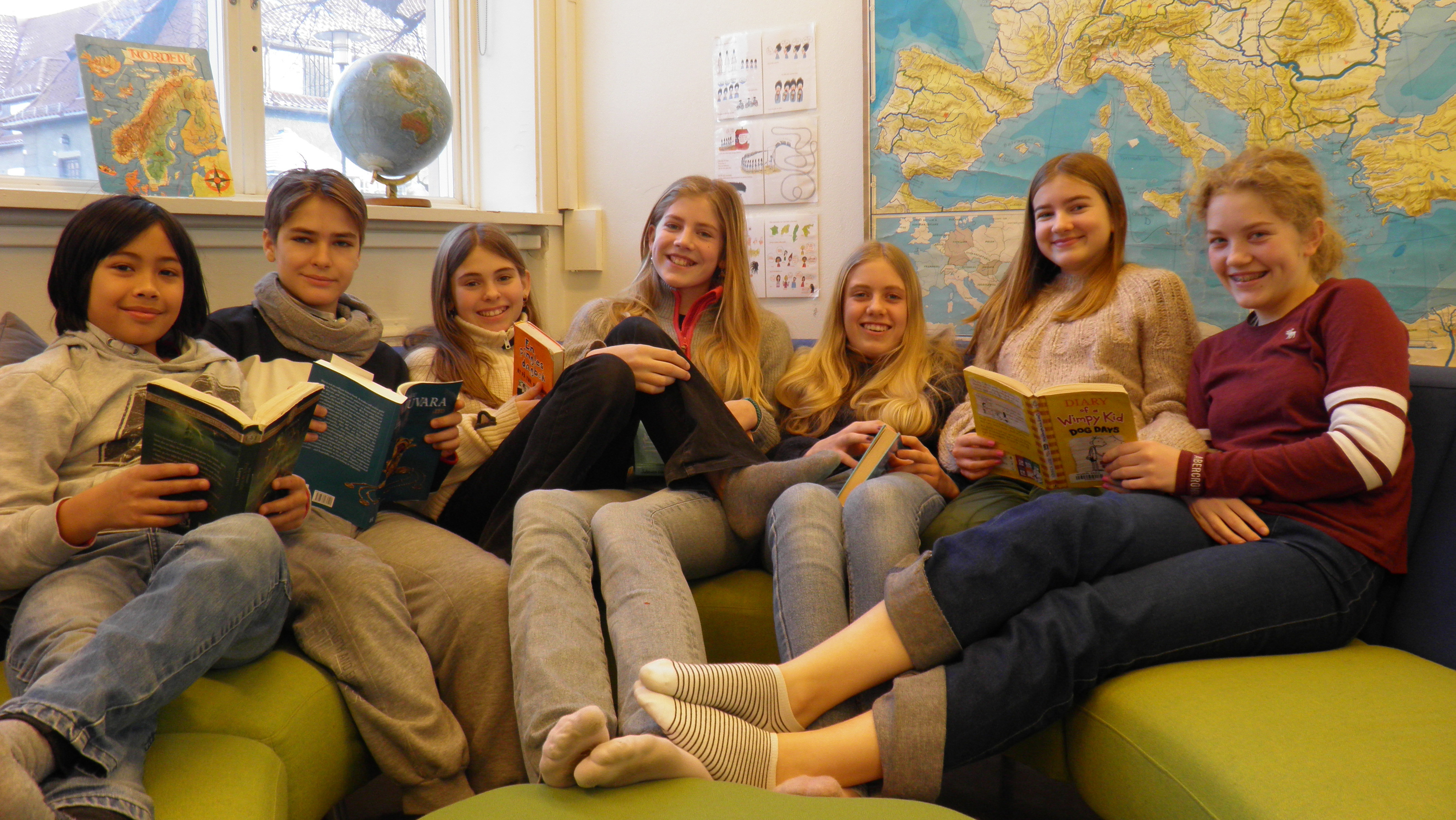 7A leser på biblioteket 7A leser på biblioteket