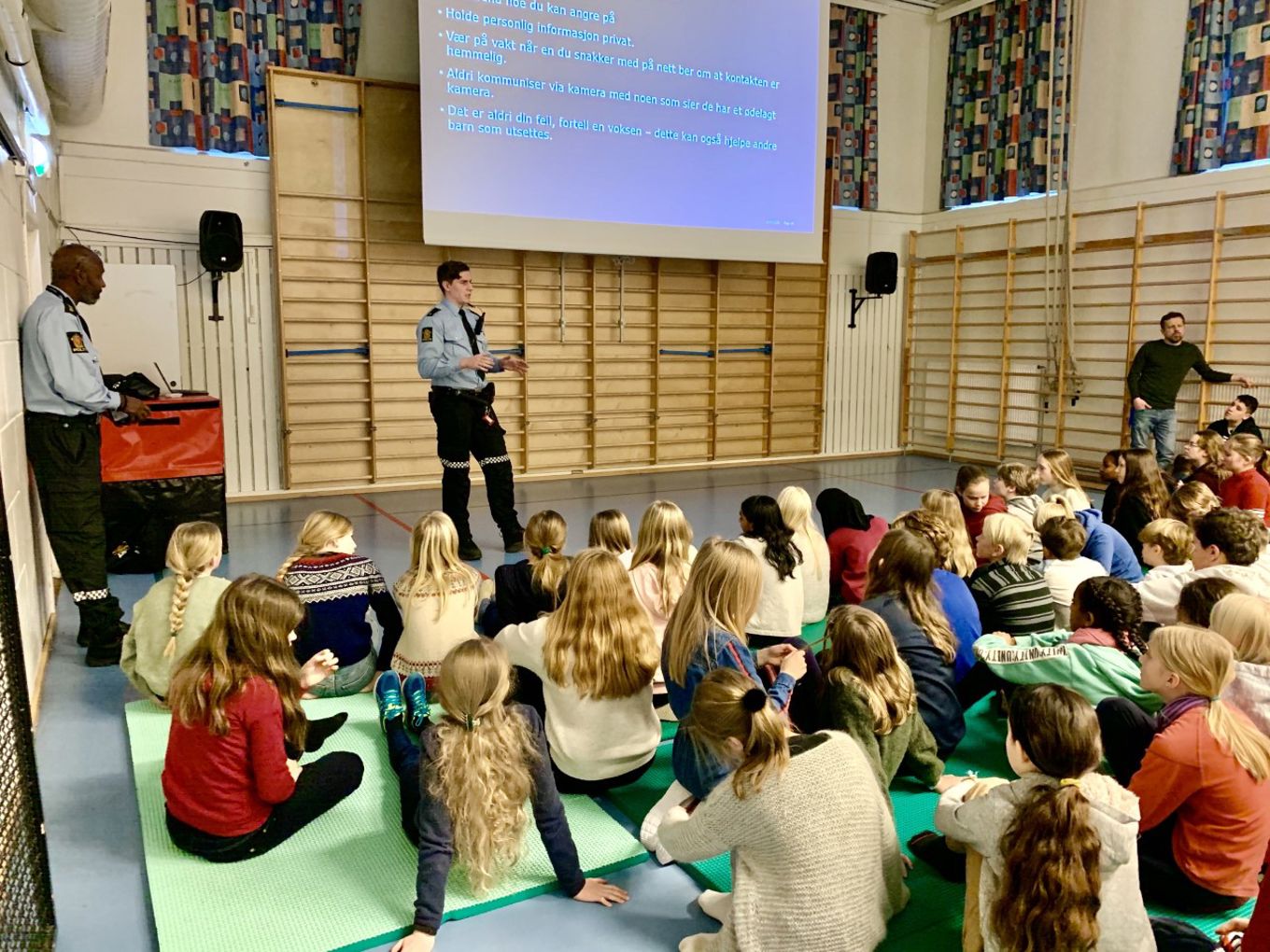 Nettpolitiet på besøk på Ullevål skole. Foto: Jonas Lødemel Bråthen Nettpolitiet på besøk på Ullevål skole. Foto: Jonas Lødemel Bråthen