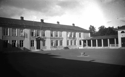 En bygning med parkeringsplass