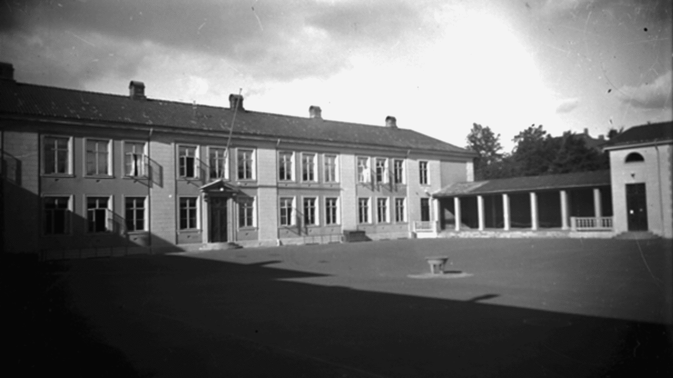 En bygning med parkeringsplass