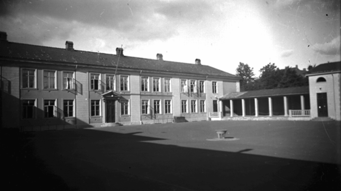 En bygning med parkeringsplass En bygning med parkeringsplass