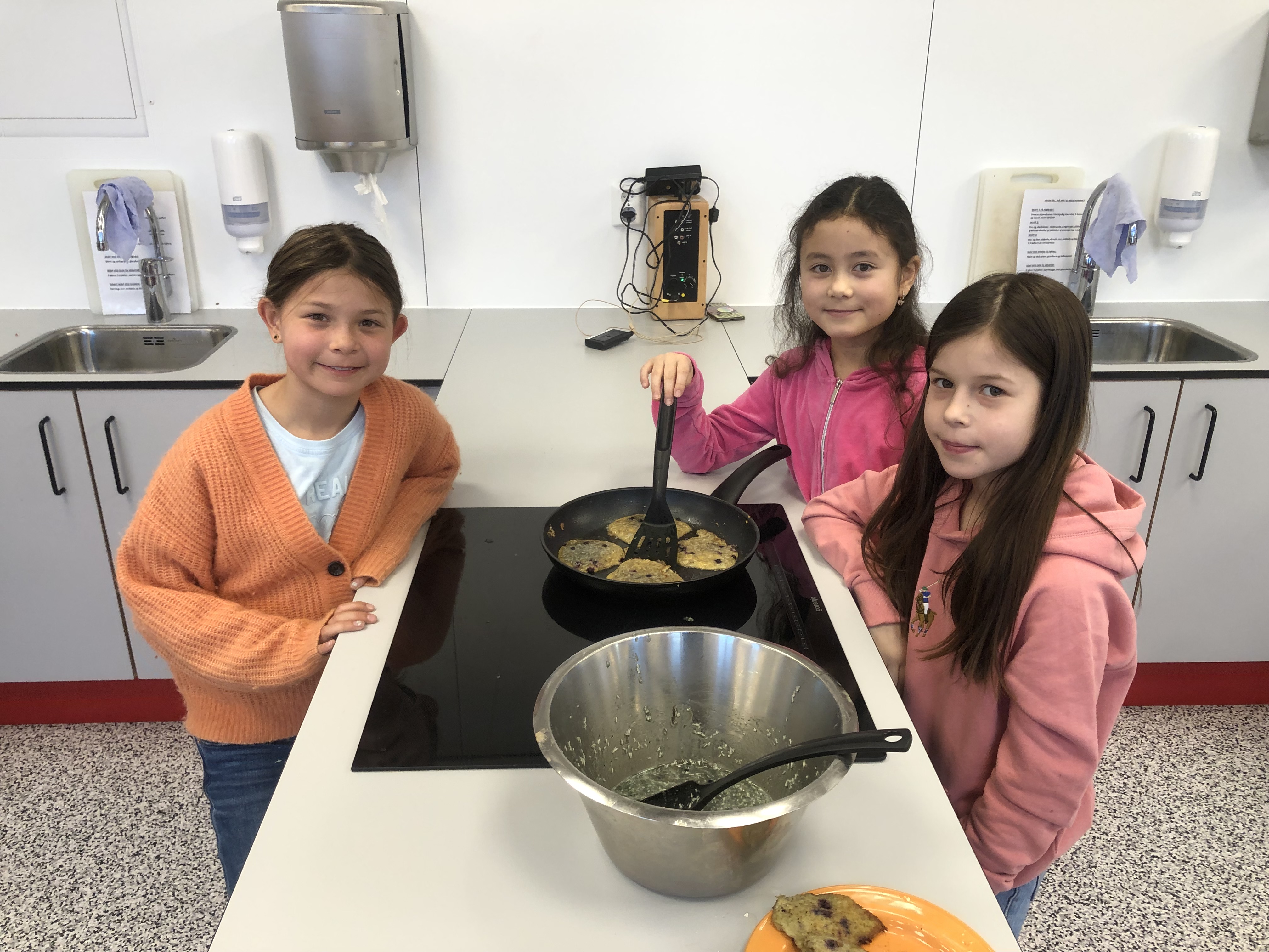 Barn som lager bananlapper