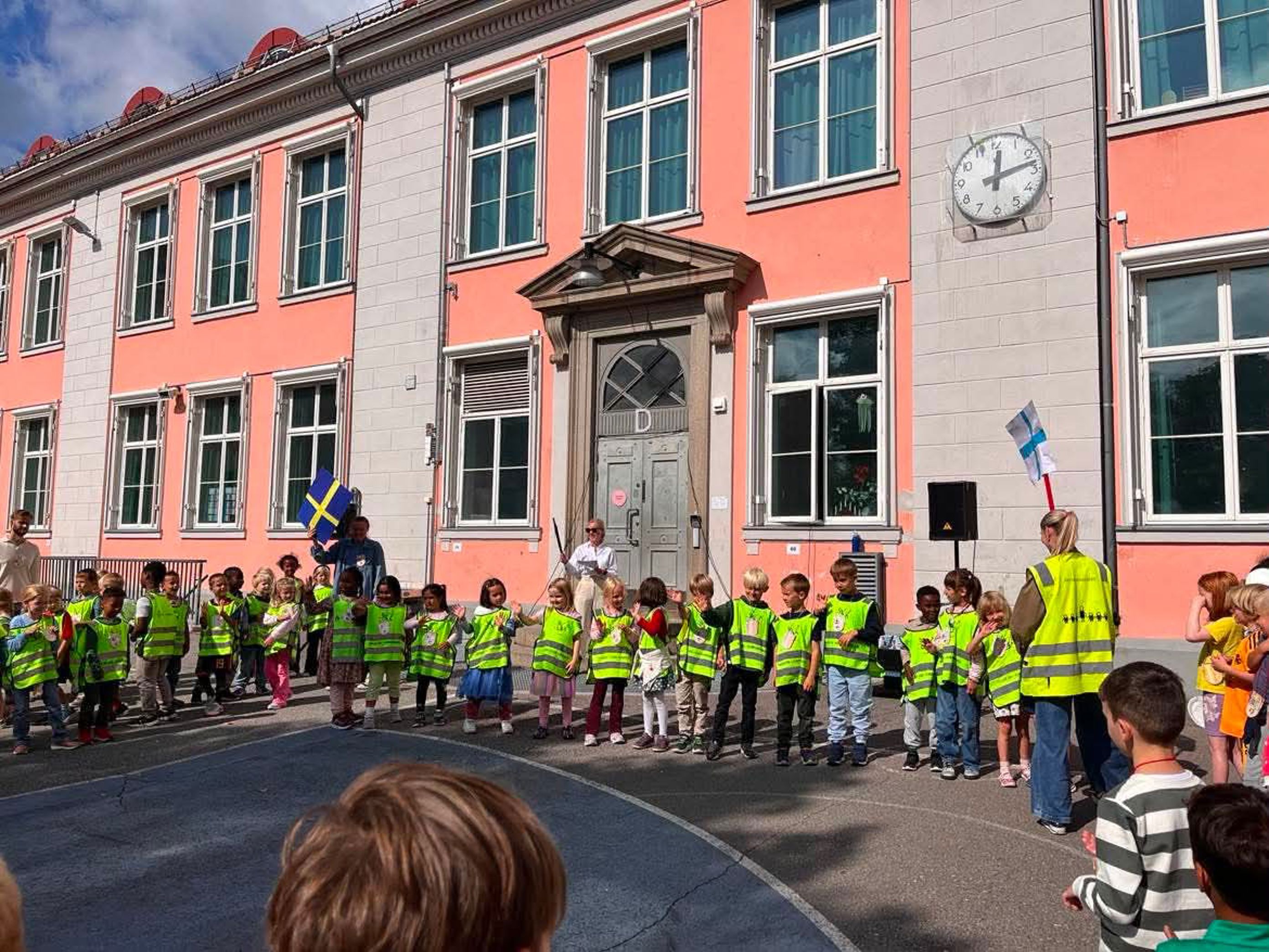 en gruppe mennesker i uniform som står foran en bygning en gruppe mennesker i uniform som står foran en bygning